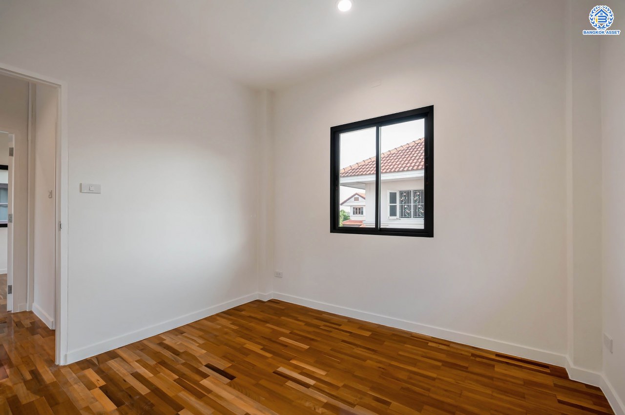 บ้านมือสองตกแต่งใหม่ โครงการ ณัฐชากรีนวิลล์ ปิ่นเกล้า-กาญจนาฯ บนเนื้อที่ 52 ตร.ว. ฟังก์ชัน 3 ห้องนอน 2 ห้องน้ำ จอดรถได้ 2 คัน บนทำเลศักยภาพ ใกล้เซ็นทรัลเวสต์เกต ทางด่วน "ศรีรัช" รถไฟฟ้าสายสีม่วง "สถานีตลาดบางใหญ่"